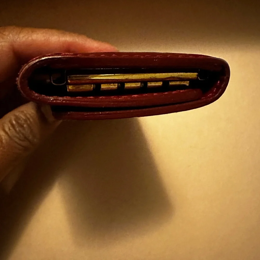 Louis Vuitton Red Vernis 4 hook key case - Picture 3 of 5